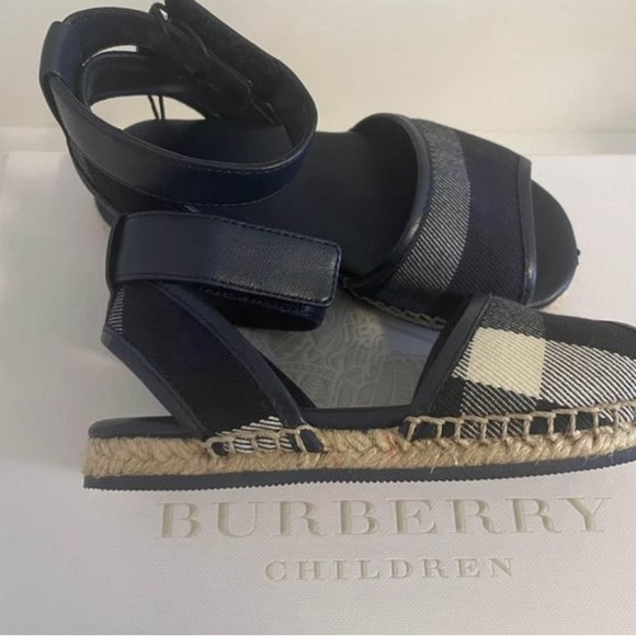 Burberry girls sandals - Picture 5 of 7